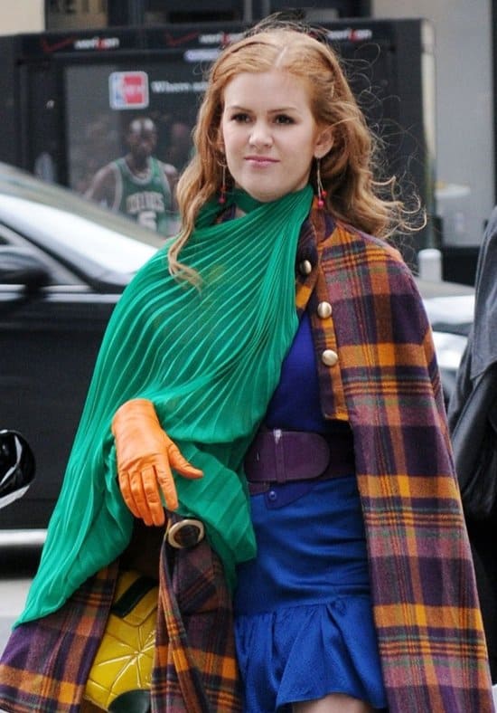 Rebecca Bloomwood (Isla Fisher) is the shopaholic financial journalist Girl With the Green Scarf