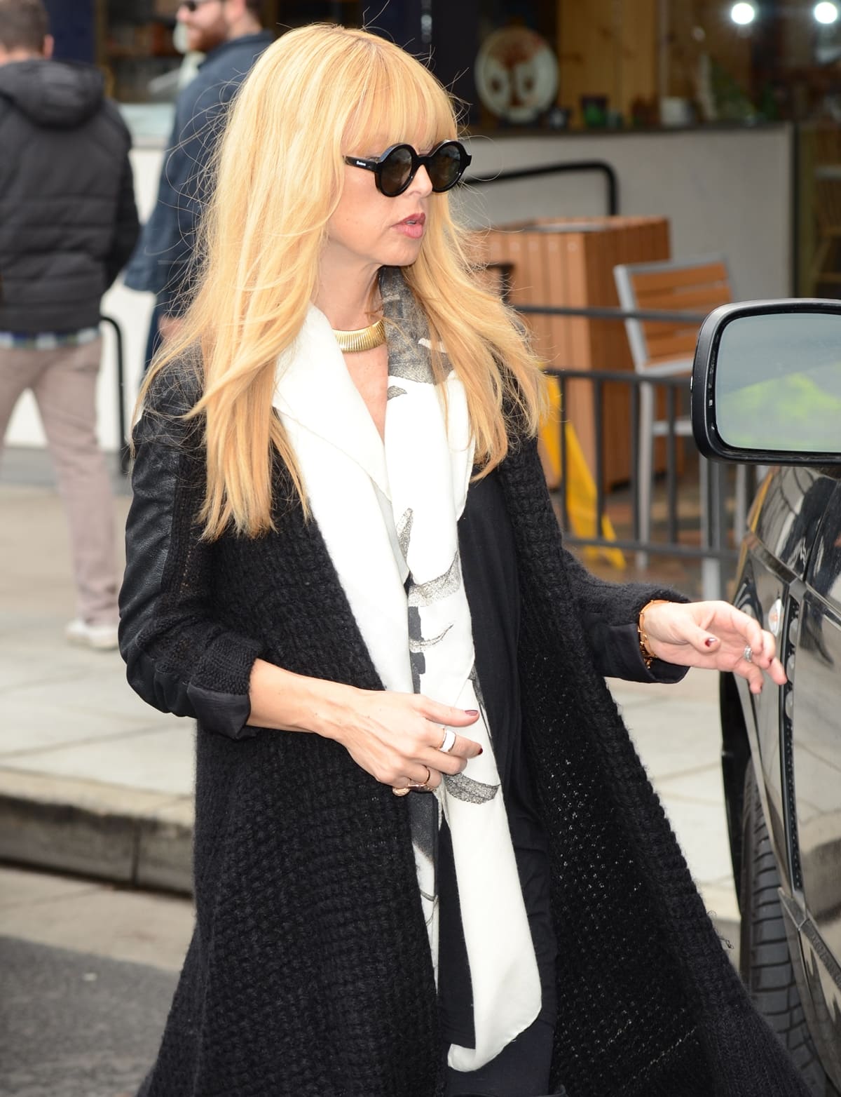 Rachel Zoe shows how to wear a loosely draped white scarf around your neck