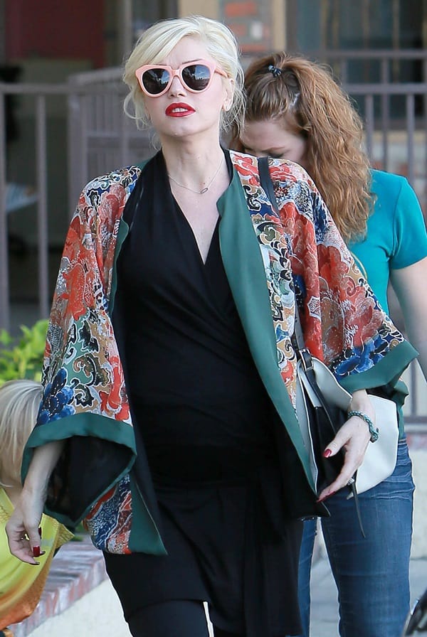 Pregnant Gwen Stefani wore an all black outfit and topped it off with a colorful kimono