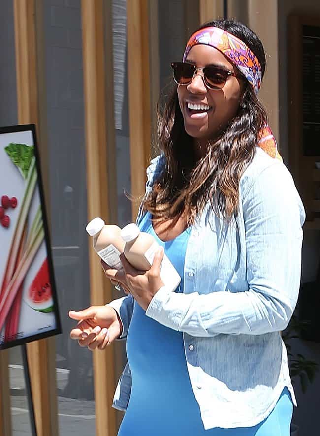 Kelly Rowland shows off her baby bump as she picks up some juice